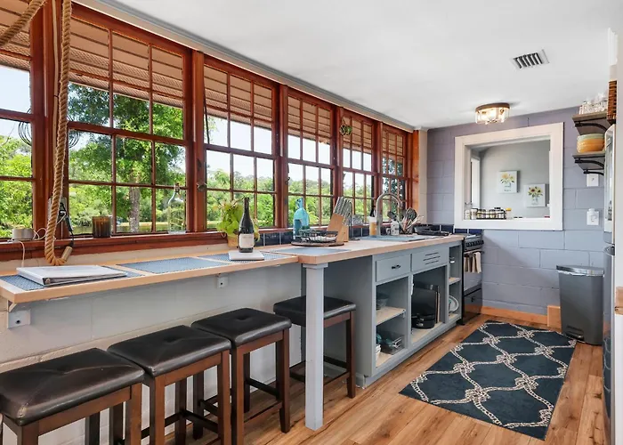 Waterfront On Talquin - Near Fsu - Stunning Views - 2 Story Deck - Fire Pit - Fast 1000 Mbps Internet - 3 Min From Boat Ramp *